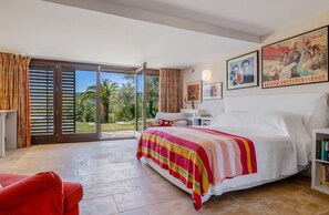 4 quartos, ferros/tábuas de passar roupa, acesso à internet