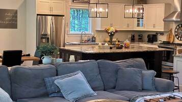 Een smart-tv en een open haard