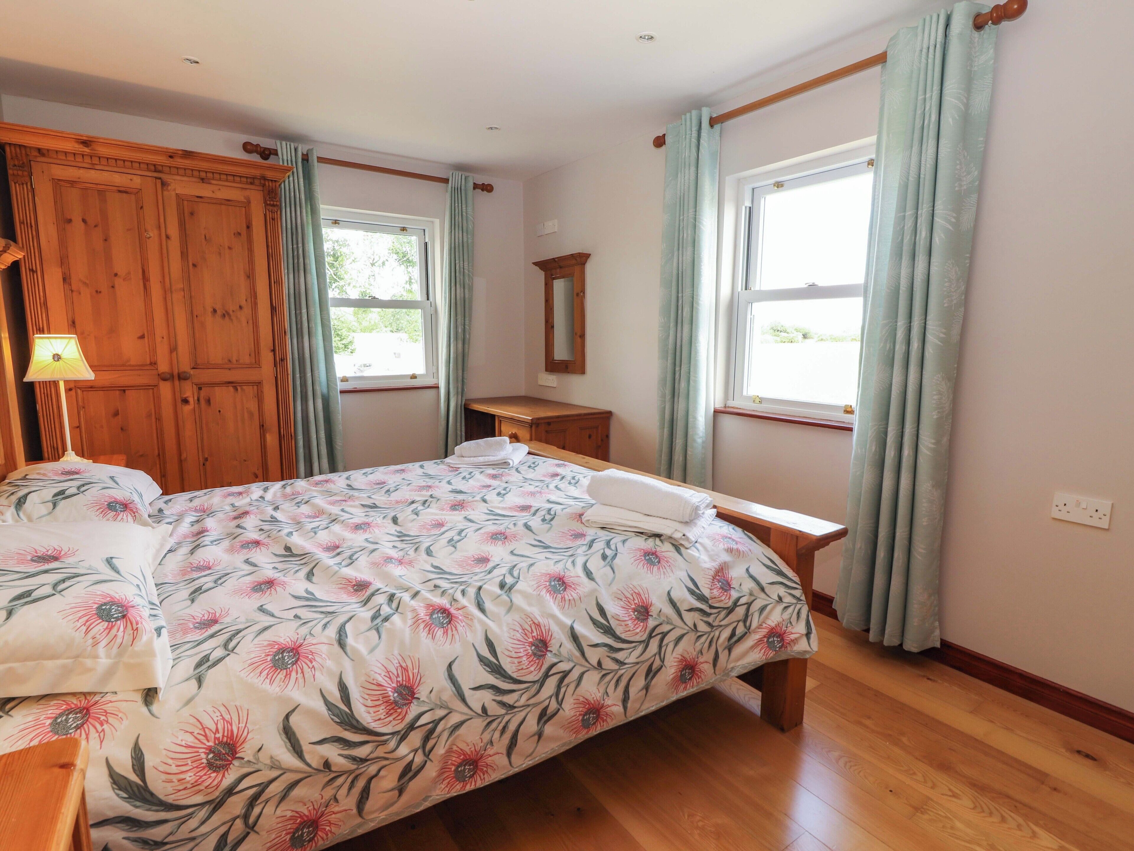 4 عدّة غرف نوم وبديكورات فريدة لكل غرفة وطراز فريد لكل وحدة