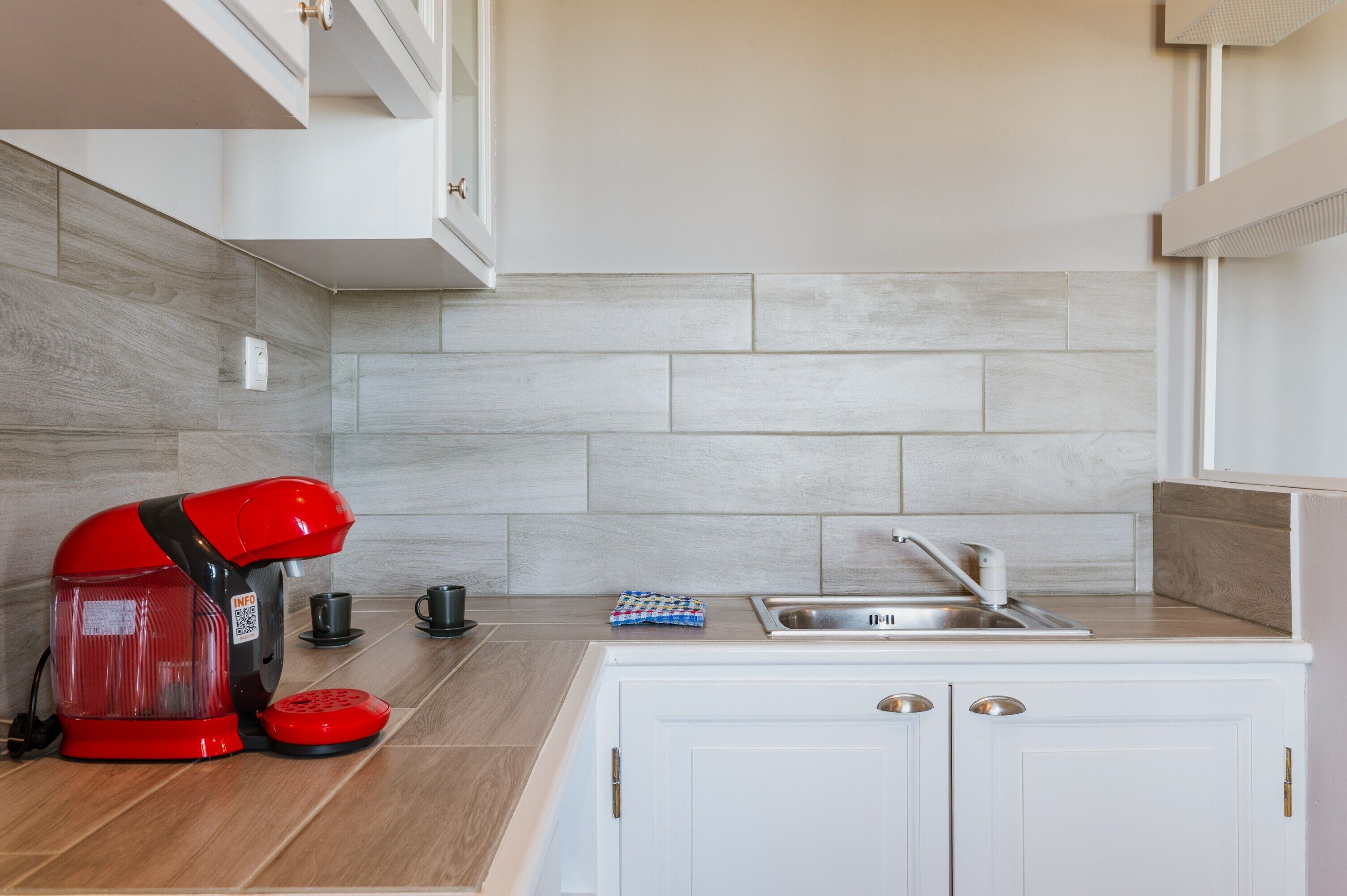 Réfrigérateur, four, plaque de cuisson, cafetière/bouilloire