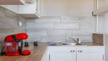 Réfrigérateur, four, plaque de cuisson, cafetière/bouilloire