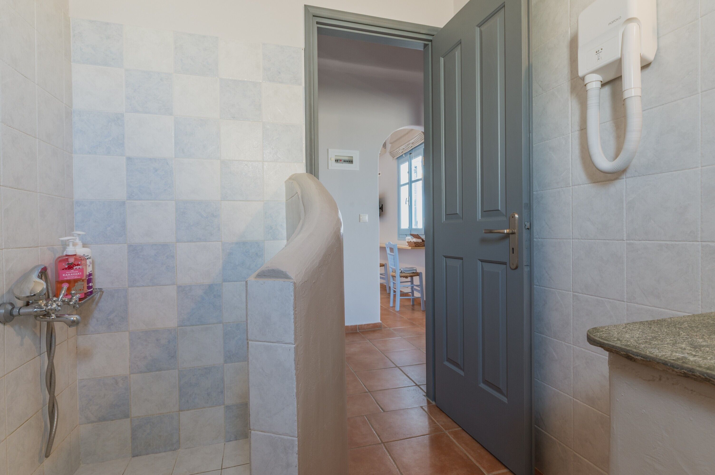 シャワー、ヘアドライヤー、タオル