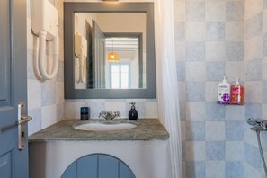 Suihku, hiustenkuivaaja, pyyhkeet