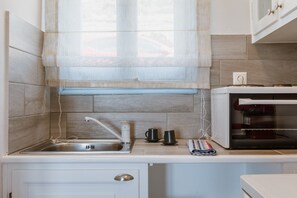 Fridge, oven, stovetop, coffee/tea maker