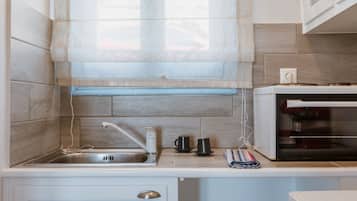 Fridge, oven, stovetop, coffee/tea maker