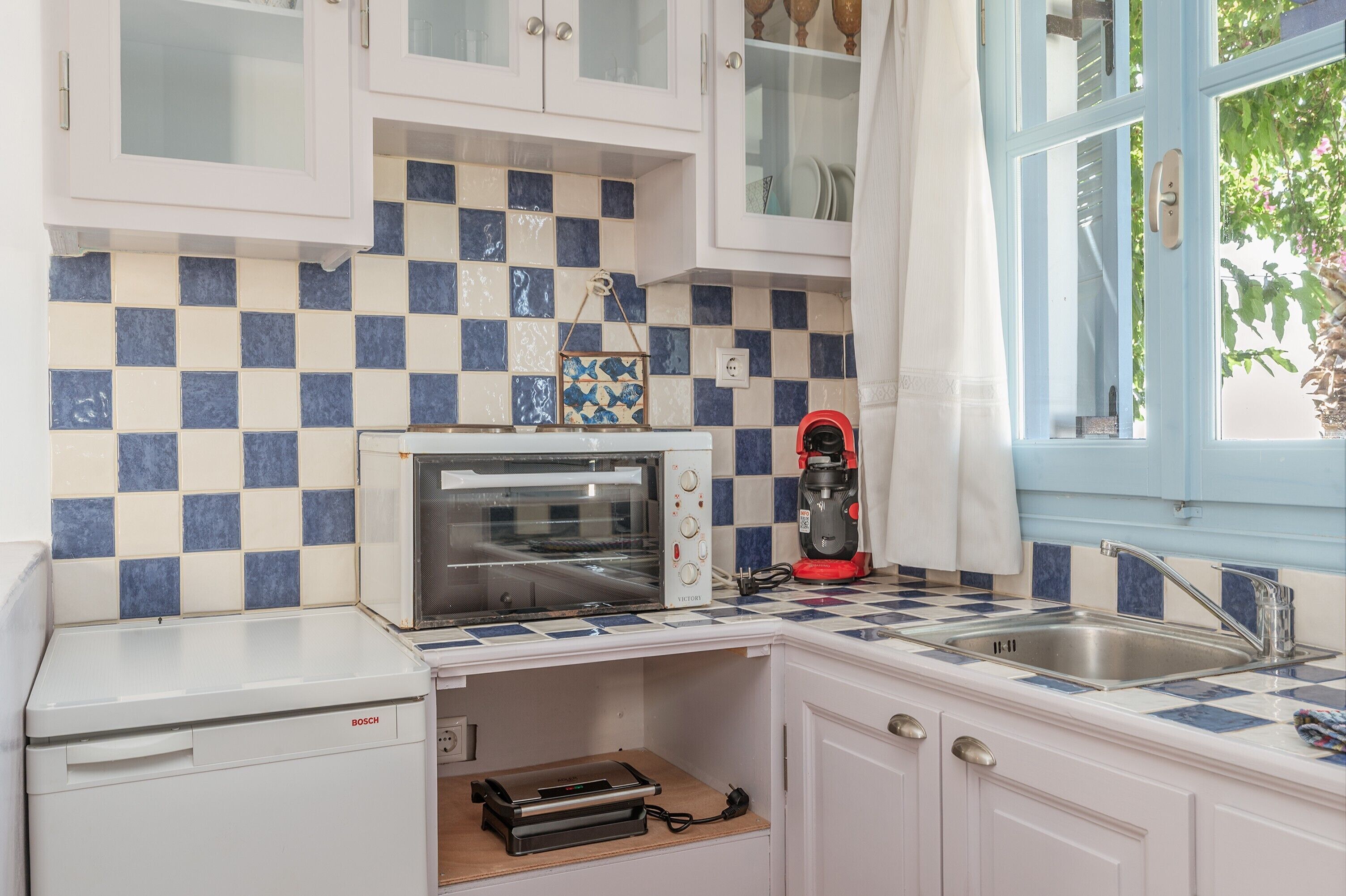 Réfrigérateur, four, plaque de cuisson, cafetière/bouilloire