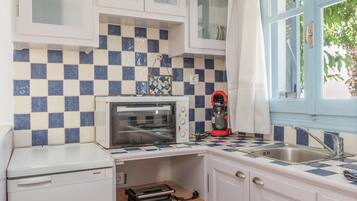 Réfrigérateur, four, plaque de cuisson, cafetière/bouilloire