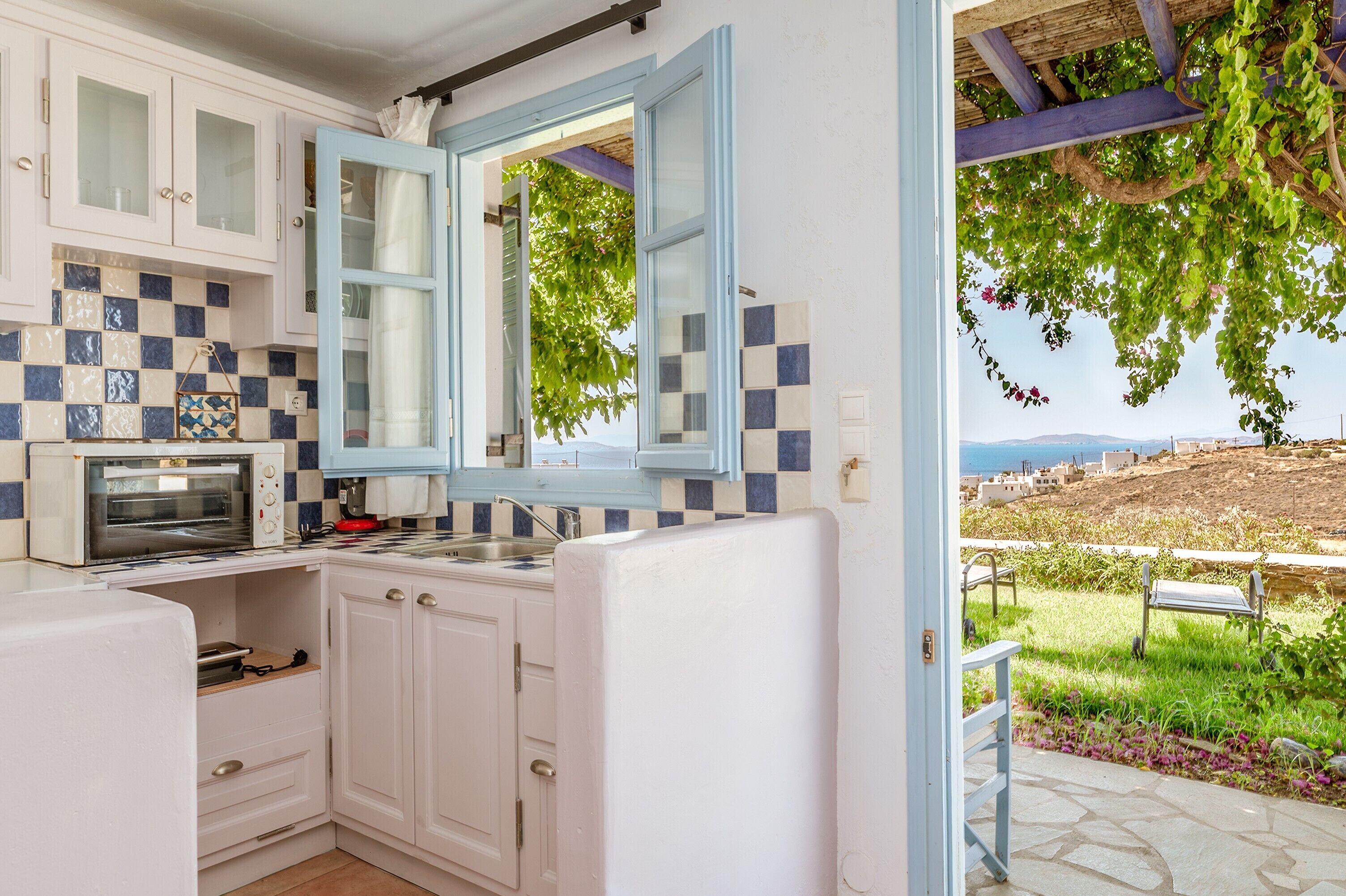 Refrigerador, horno, parrilla de estufa y cafetera y tetera 