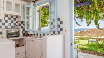 Refrigerador, horno, parrilla de estufa y cafetera y tetera