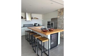 Microondas, horno, placa de cocina, lavavajillas