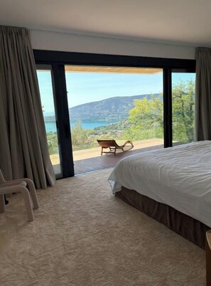 4 habitaciones, tabla de planchar con plancha, wifi y ropa de cama