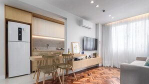 Un apartamento moderno con cocina, comedor y sala de estar.
