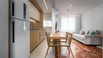Apartamento conforto | Cortinas blackout, ferros/tábuas de passar roupa, Wi-Fi de cortesia