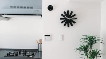 Tweepersoonskamer, 1 tweepersoonsbed met slaapbank, niet-roken | Privékeuken | Een koelkast met diepvriezer, een microgolfoven, een oven, een kookplaat