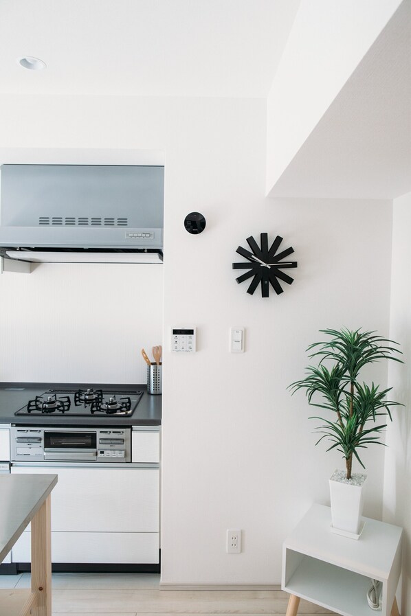 Chambre double, 1 lit double et 1 canapé-lit, non-fumeur | Cuisine privée | Réfrigérateur grande capacité avec congélateur, four à micro-ondes