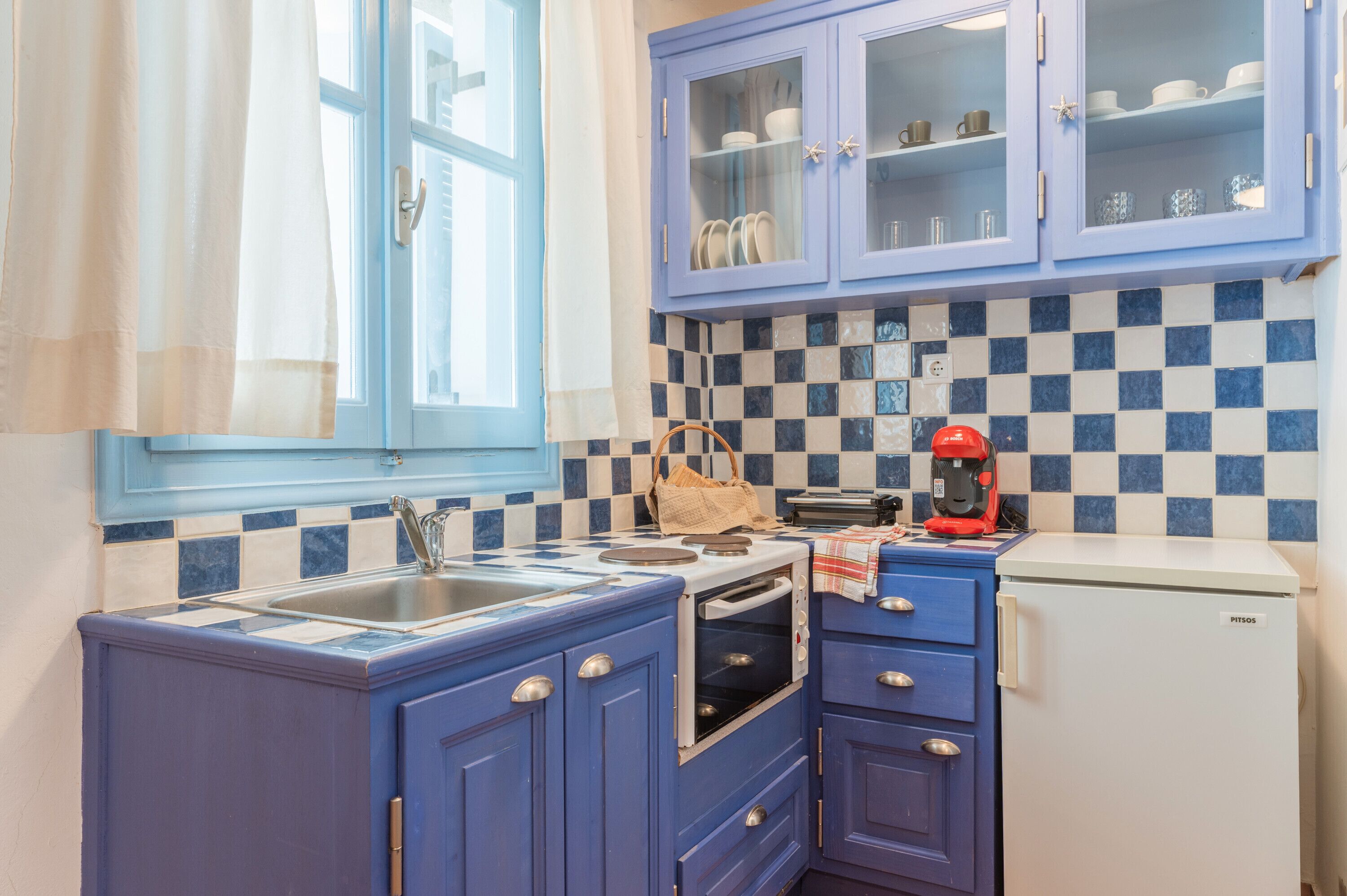 Fridge, oven, stovetop, coffee/tea maker