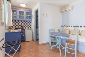 Refrigerador, horno, parrilla de estufa y cafetera y tetera