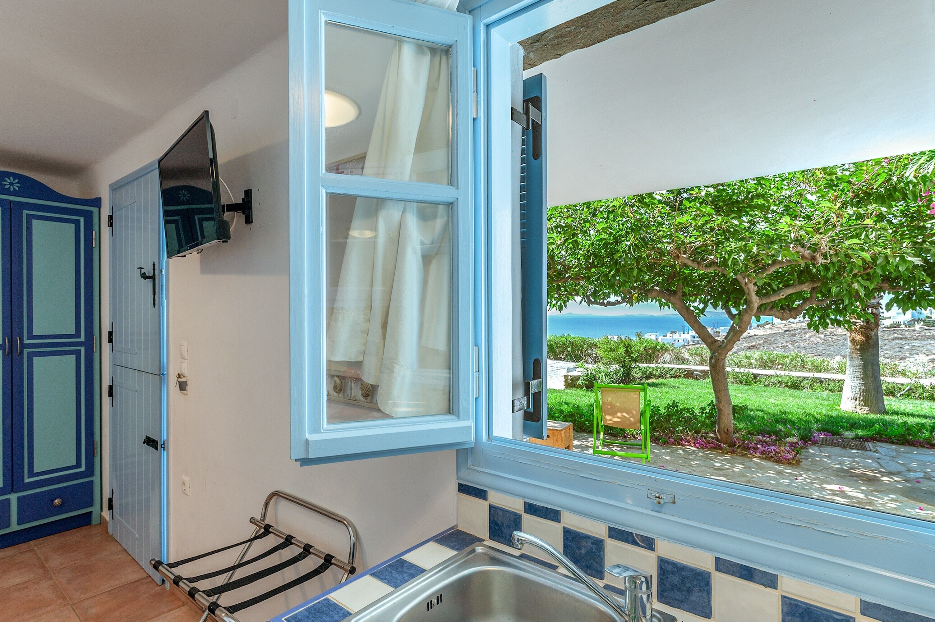 Refrigerador, horno, parrilla de estufa y cafetera y tetera 