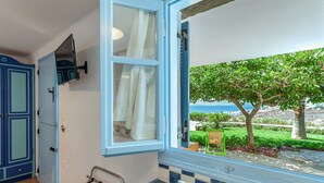A bathroom with a window, a towel rack, and a sink. - Apartment '5' with Sea View, Wi-Fi and Air Conditioning (Tinos)
