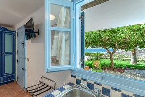 Een koelkast, een oven, een kookplaat, een koffiezetapparaat/waterkoker