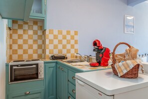 Geladeira, fogão, cooktop, cafeteira/chaleira