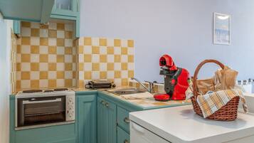 Een koelkast, een oven, een kookplaat, een koffiezetapparaat/waterkoker