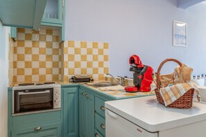 Fridge, oven, stovetop, coffee/tea maker