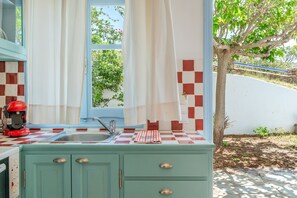 Fridge, oven, stovetop, coffee/tea maker - Apartment '9' with Wi-Fi and Air Conditioning (Tinos)