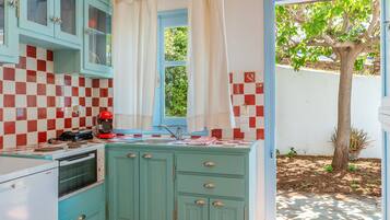 Kühlschrank, Ofen, Herdplatte, Wasserkocher mit Kaffee-/Teezubehör