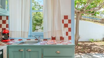 Réfrigérateur, four, plaque de cuisson, cafetière/bouilloire