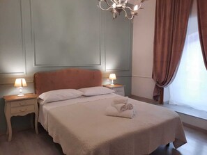 ห้องคลาสสิก, วิวเมือง | ตู้นิรภัยในห้องพัก, โต๊ะทำงาน, พื้นที่ทำงานแบบใช้แล็ปท็อป, ผ้าม่านกันแสง