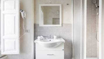 Secador de pelo, toallas, jabón, papel higiénico