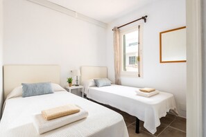 2 chambres, fer et planche à repasser, Wi-Fi gratuit, draps fournis