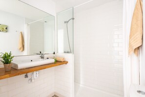 Een douche, een haardroger, handdoeken