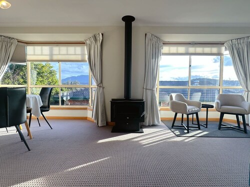 The Lindisfarne Loft - close to CBD and Airport