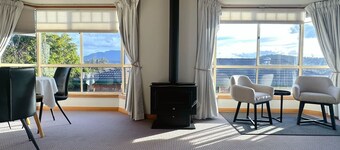 The Lindisfarne Loft - close to CBD and Airport