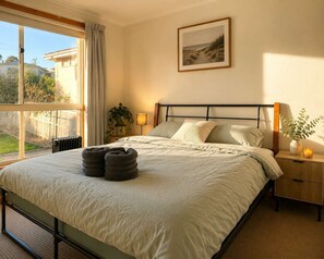2 bedrooms, iron/ironing board, travel cot, WiFi - Lindisfarne Loft Near CBD (Lindisfarne)