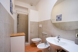 Shower, bidet, towels