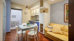 A compact living space with a dining area, kitchenette, and a sofa. - GuestHost - Comfortable 64 sqm apartment, able to accommodate up to 4 people, located on the ground floor of a building.The property is located in a semi-central area of ​​Bari, well served and well connected to the main points of interest of the cit (Bari)