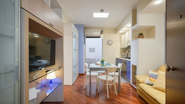 A compact living space with a kitchenette, dining area, and a sofa. - GuestHost - Comfortable 64 sqm apartment, able to accommodate up to 4 people, located on the ground floor of a building.The property is located in a semi-central area of ​​Bari, well served and well connected to the main points of interest of the cit (Bari)