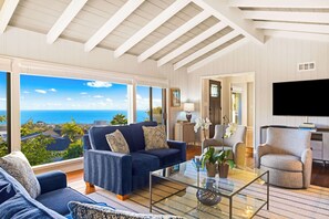 TV, fireplace, offices - La Jolla Hilltop Haven with Ocean Views and Spa (San Diego)
