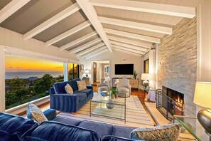 TV, fireplace, offices - La Jolla Hilltop Haven with Ocean Views and Spa (San Diego)