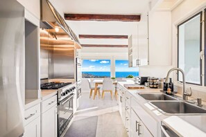 Fridge, microwave, oven, stovetop - La Jolla Hilltop Haven with Ocean Views and Spa (San Diego)