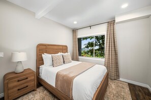4 bedrooms, desk, iron/ironing board, WiFi