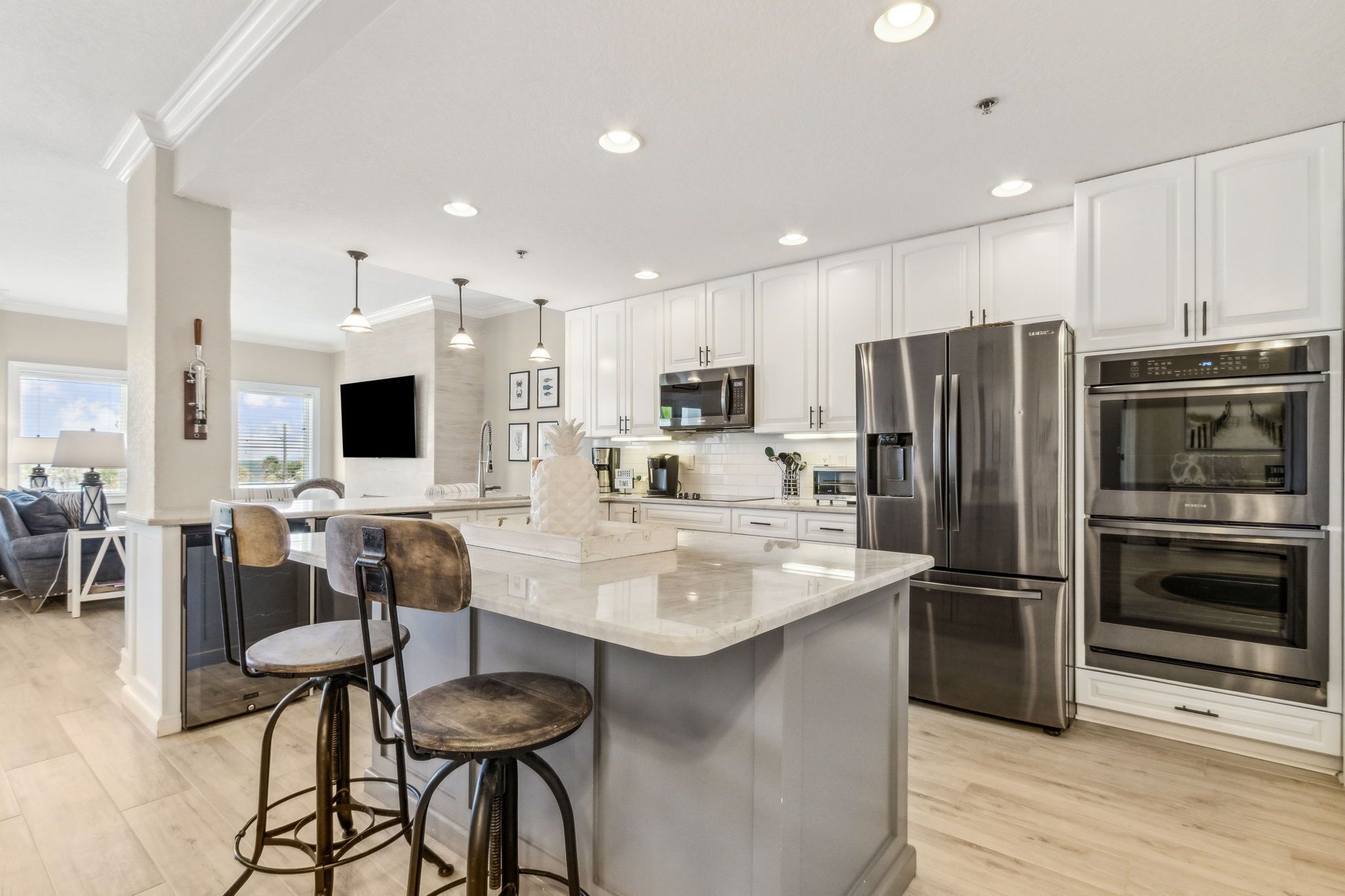 Kjøleskap, mikrobølgeovn, ovn og kokeplater