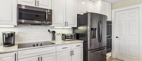 Réfrigérateur, four à micro-ondes, un four, surface de cuisson