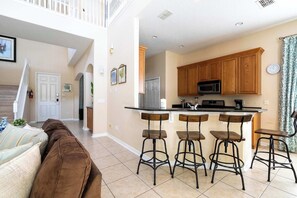 Télévision, lecteur de DVD, livres, chaîne hi-fi