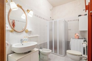 Apartment | Bathroom | Shower, hair dryer, towels - Casa Gioia (Lucca)