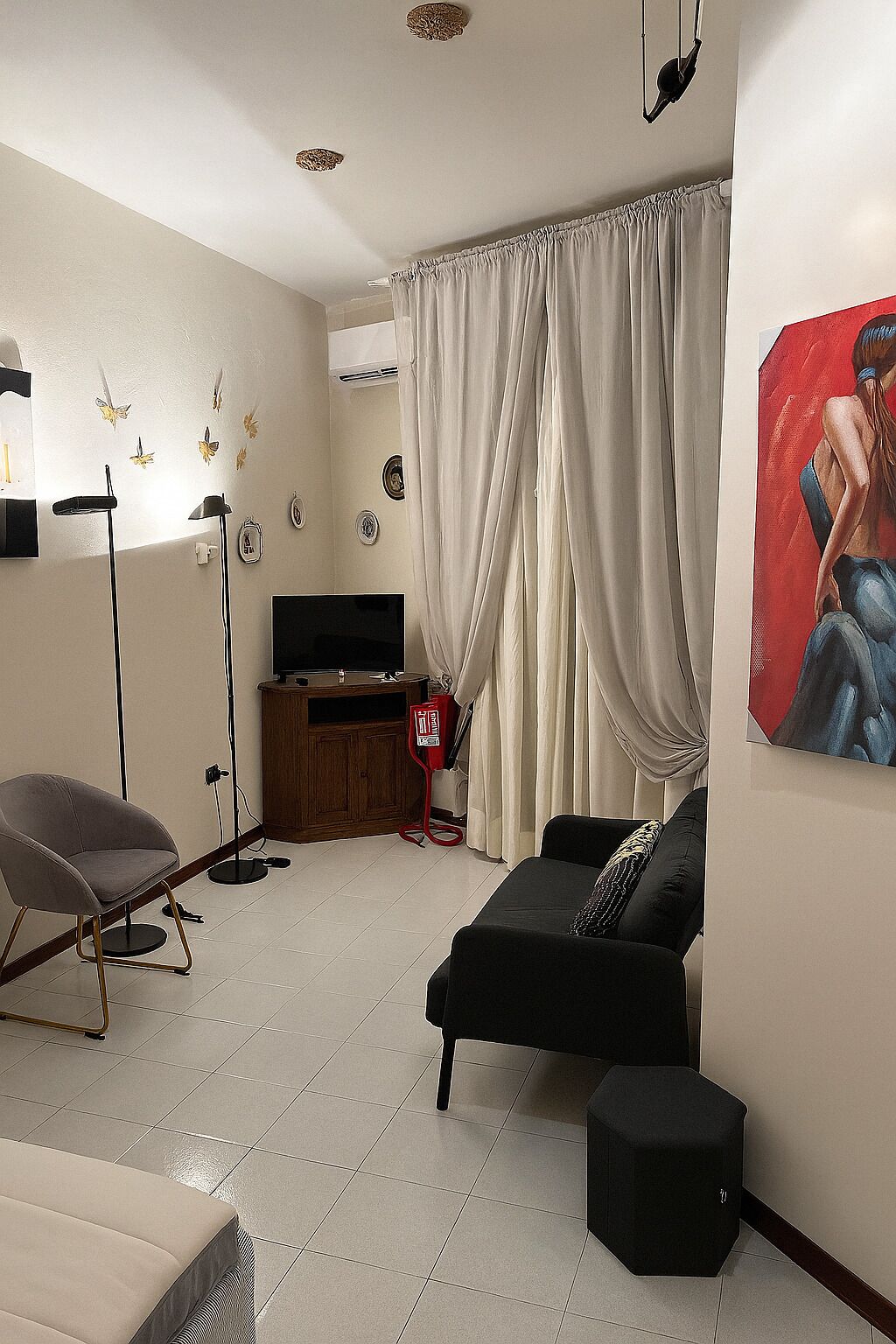 Apartment | Living area | 32-inch flat-screen TV with cable channels