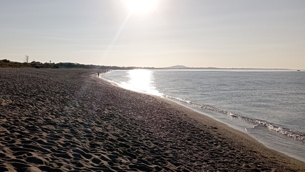 A beach with a wide sandy shore and gentle waves. - Vias beach.fisherman's house (Vias)